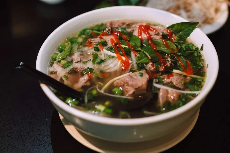 Kệ bánh và đồ ăn kèm